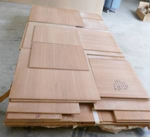 lot 19 image: Pallet of Jatoba Veneer 38 thick, 4 full sheets, remainder is various size