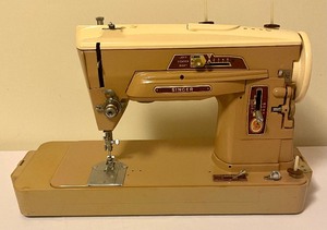 lot 67 image: Singer Slant-O-Matic Sewing Machine with Wooden Sewing Box