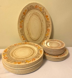 lot 78 image: Vintage Oneida Deluxe Plastic Dishware and Serving Pieces