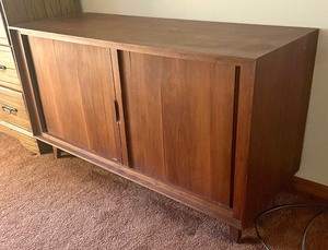 lot 9 image: Mid Century Modern Credenza  Cabinet