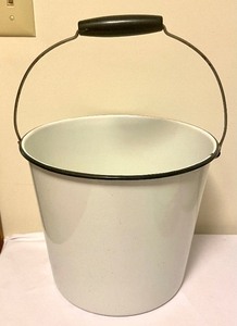 lot 82 image: Variety of Vintage Wares including Vintage Enamel Ware Items