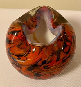 lot 105 image: Art Glass Paperweight