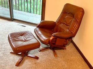 lot 20 image: Vintage Leather Chair and Ottoman