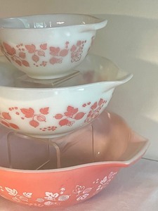 lot 25 image: Three Vintage Pyrex Pink Gooseberry Nesting Mixing Bowls