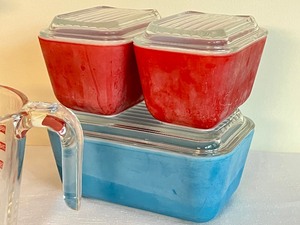 lot 24 image: Vintage Pyrex Assortment