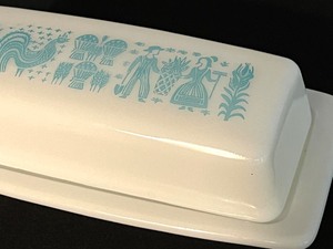 lot 26 image: Pyrex Amish Butter Print Butter Dish