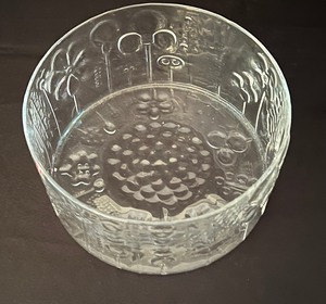 lot 8 image: Iittala Finland Flora Nuutajarvi Oiva Toikka Bowl