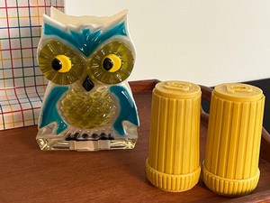 lot 32 image: Vintage Wondermold Owl Figurine Napkin Holder, Teak Tray and More Vintage Finds