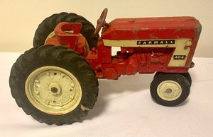 lot 153 image: Vintage Farmall 404 Tractor with Tru Scale Accessories