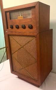 lot 80 image: Vintage RCA Victor Radio and Speaker Set