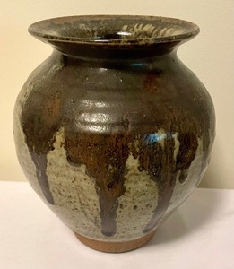 lot 166 image: Pretty Pottery Pieces