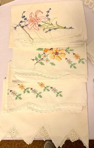 lot 169 image: Variety of Vintage Linens