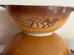 lot 116 image: Three Pyrex Nesting Mixing Bowls