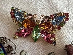 lot 130 image: Variety of Butterfly Themed Pins  Brooches