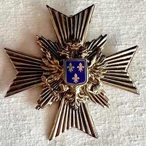 lot 120 image: Two Vintage Coat of Arms Brooches