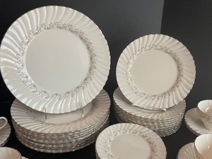 lot 121 image: Franciscan China Dish Set