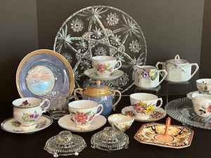 lot 123 image: Variety of Vintage Glassware Items