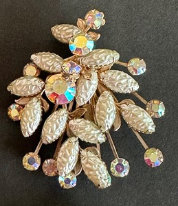 lot 111 image: Four Vintage Brooches