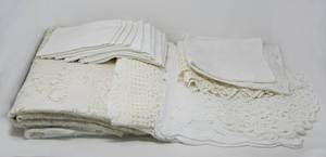 lot 105 image: Linens (assorted vintage)