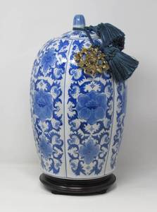 lot 36 image: Hand Painted Porcelain Chinese Ginger Vase and japanese porcelain Temple jar