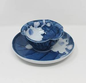 lot 9 image: China dishes and bowl lily plates (set)