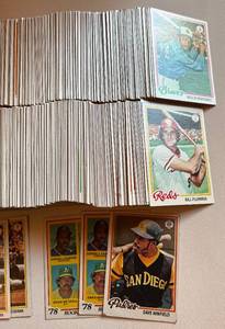 lot 259 image: 1978 Topps Baseball - 700 Vintage Cards