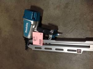 Makita Pneumatic 3-12 in. 21° Full Round Head Framing Nailer    Customer Returns See Pictures