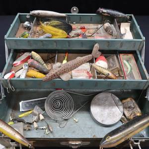 lot 4 image: BEAUTIFUL VINTAGE FISHING BOX AND VINTAGE ANTIQUE  TACKLE