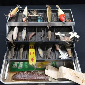 lot 5 image: VINTAGEANTIQUE TACKLE BOX AND VINTAGE BAITS