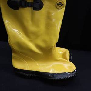 lot 40 image: RUBBER WW OWL JUMBO SIZE BOOTS