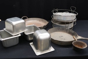 lot 48 image: LOT OF ASSORTED KITCHEN COOKWARE ETC