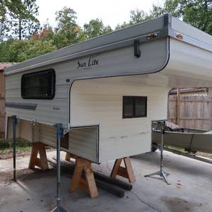 lot 78 image: 1993 SUN-LITE POP UP SLIDE IN TRUCK CAMPER