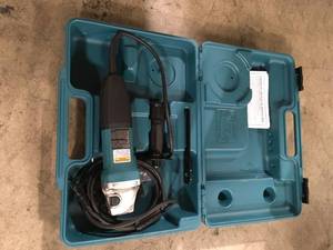 Makita 6 Amp Corded 4 in. Lightweight Angle Grinder with Grinding Wheel, Wheel Guard Side Handle Hard Case  Customer Returns See Pictures