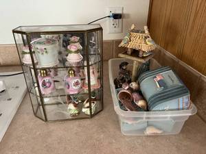Figurines - Collectibles