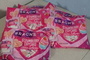 lot 230 image: 6ct Brachs Strawberry Cupcake Glitter Lollipops 36pc