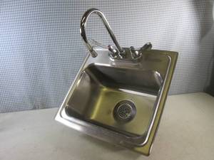 (RM5) Elkay Stainless Steel Sink wi...