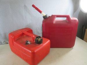 (CS) 2 Gas Cans - Briggs & Stratton...