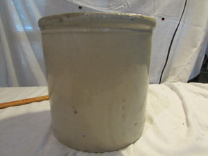 lot 8 image: Vintage Pottery Crock