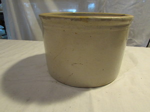 lot 9 image: Vintage Pottery Crock