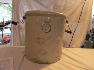 lot 11 image: Vintage Red Wing #5 Crock