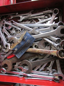 lot 25 image: Contents of Drawer