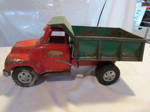 lot 39 image: Vintage Tonka Toy Dump Truck