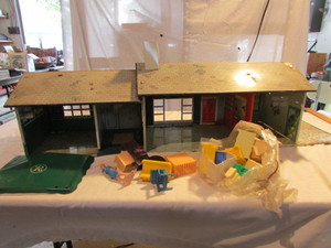 lot 50 image: Metal Doll House