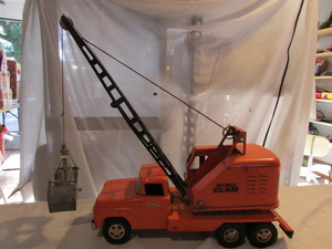 lot 65 image: Vintage Tonka Mobile Clam Crane