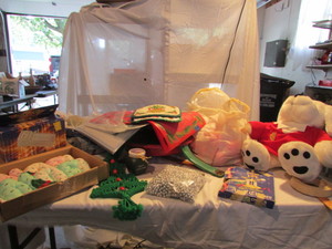 lot 110 image: Christmas Items