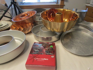 lot 183 image: Large Baking Lot