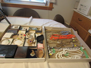 lot 186 image: Costume Jewelry