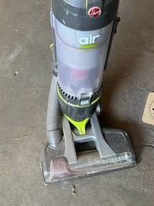 lot 11 image: Hoover Windtunnel Vacuum Cleaner
