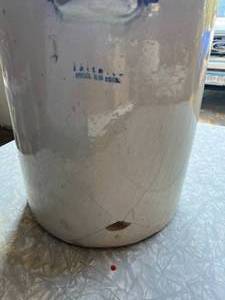 lot 9 image: Redwing Crock #6