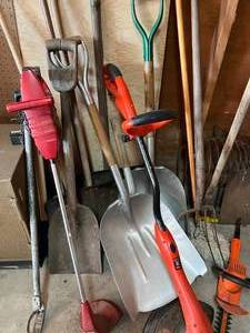 lot 31 image: Yard Tools